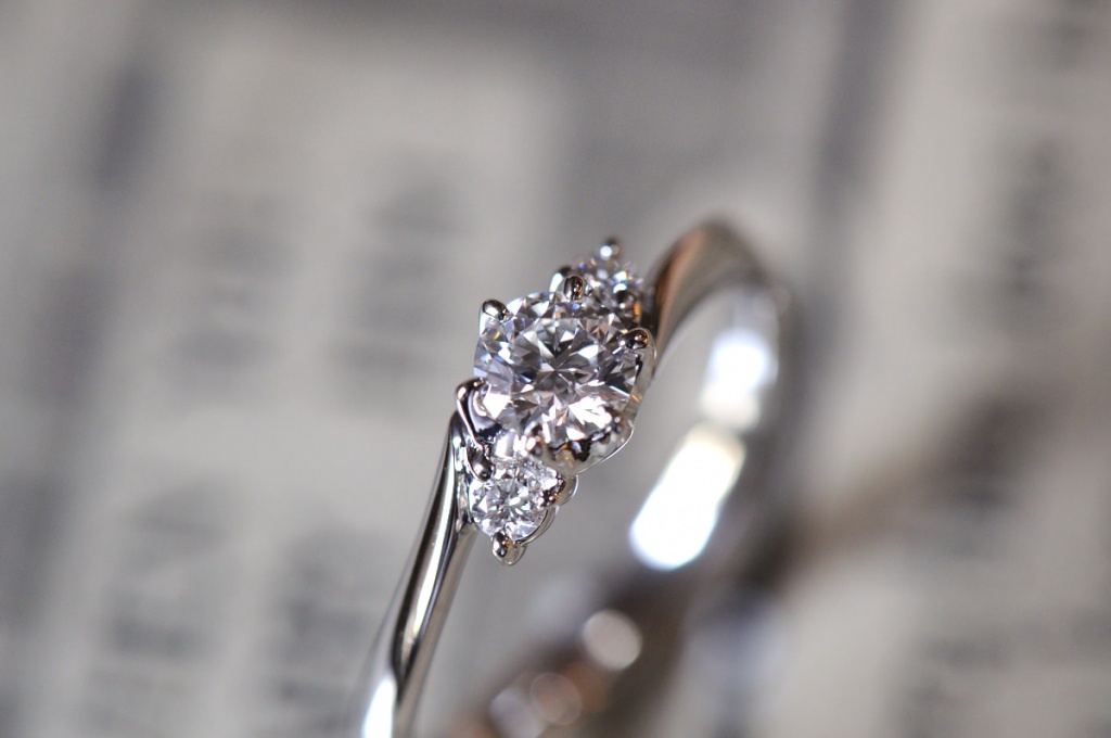 〔婚約指輪〕ウェーブリングと3つのダイヤモンド