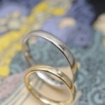 プラチナゴールドとサンドブラストの結婚指輪