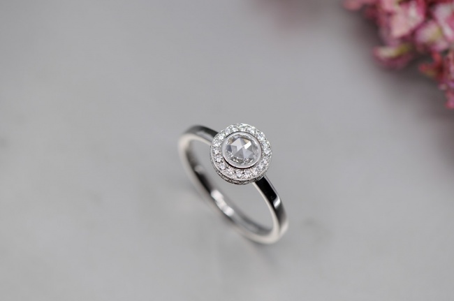 ドーナッツリングと黒猫メイちゃんハッピーバースデー