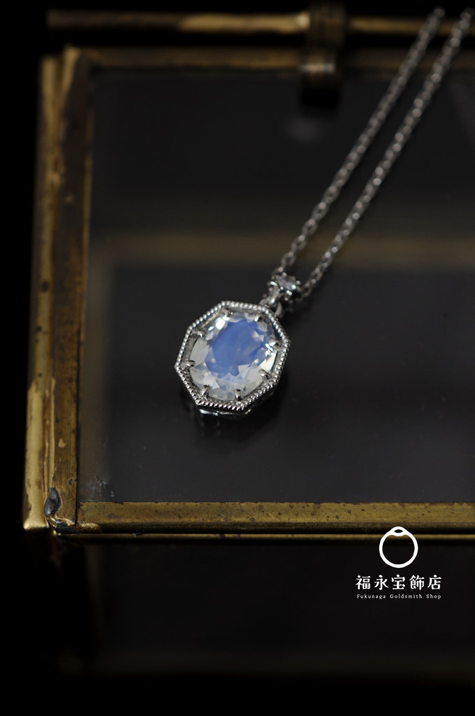 ムーンストーンのペンダント