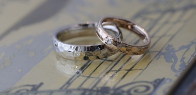 キラキラhammerwork鎚目の結婚指輪
