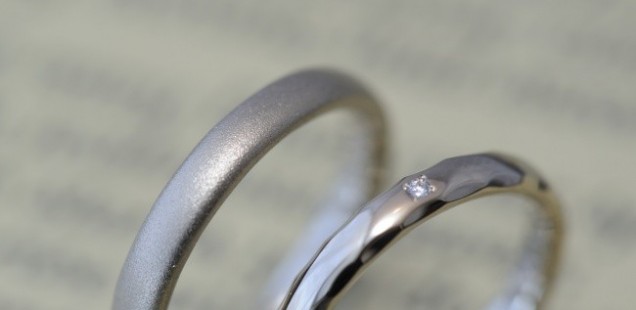 サンドブラストと鎚目とダイヤモンドの結婚指輪