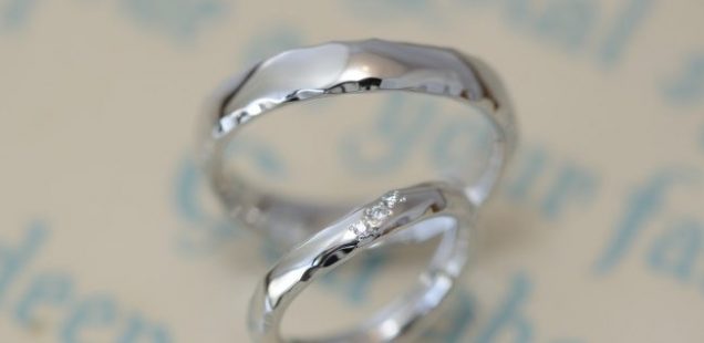 〔結婚指輪〕緩やかなV字と鎚目とダイヤモンド