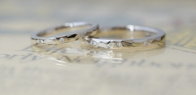 〔結婚指輪〕きらきら鎚目とダイヤモンドの指輪
