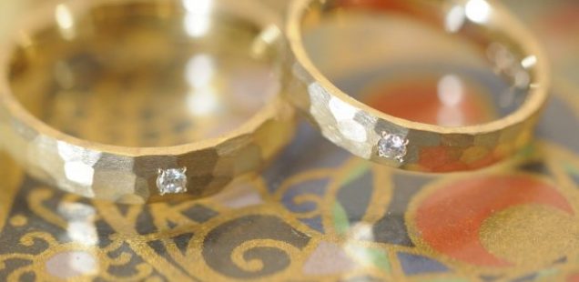 ゴールドの鎚目の結婚指輪