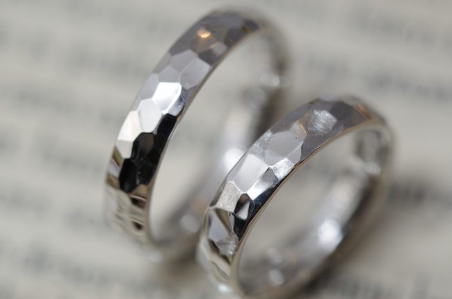 プラチナ鏡面仕上げの鎚目結婚指輪