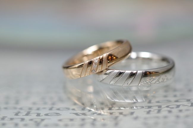 ピンクローズとプラチナのライン入り結婚指輪