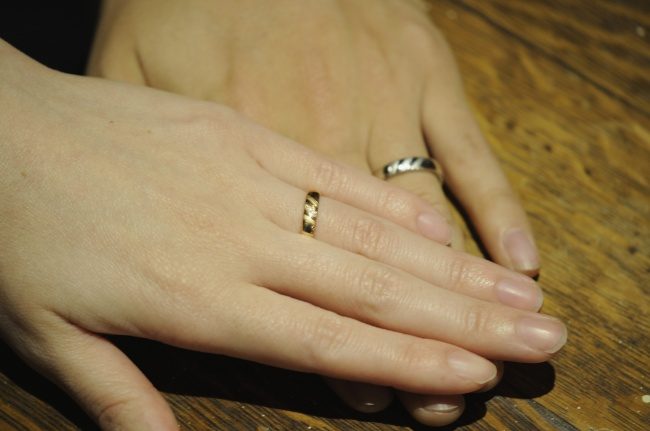 ピンクローズとプラチナのライン入り結婚指輪