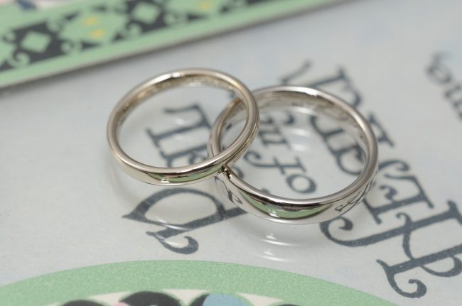 シャンパンホワイトの鏡面オーダーメイド結婚指輪