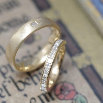 〔結婚指輪〕プリンセスカットのダイヤモンドがずらり