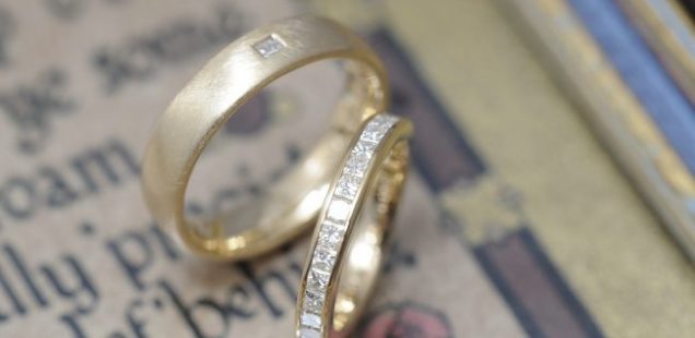 〔結婚指輪〕プリンセスカットのダイヤモンドがずらり