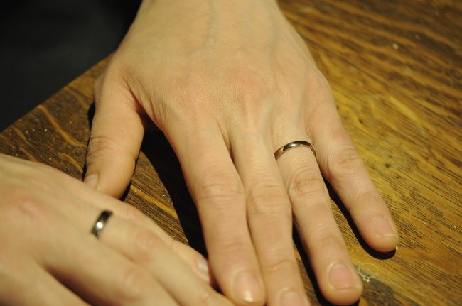 シャンパンホワイトの鏡面オーダーメイド結婚指輪