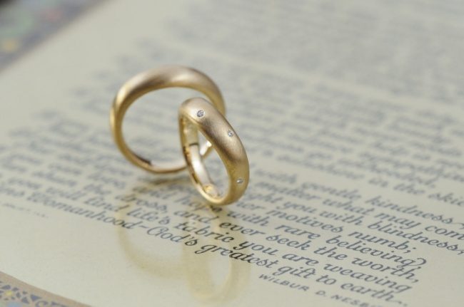 ボリュームウェーブのドットオーダーメイド結婚指輪