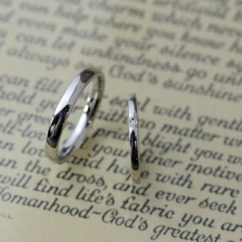 〔結婚指輪〕プラチナ三面ダイヤと鎚目