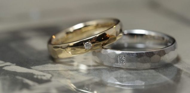 〔結婚指輪〕きらきら鎚目とダイヤモンド