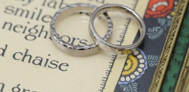 〔結婚指輪〕ギャップがかっこよい鎚目のリング