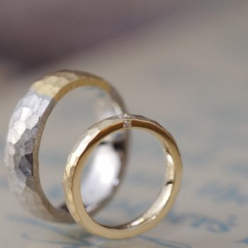 結婚指輪　鎚目と鍍金