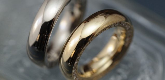 結婚指輪　ボリュームでダイヤで彫で。