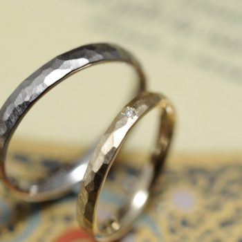 鎚目ですっきりな結婚指輪