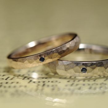 鎚目とサファイアの結婚指輪