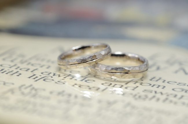 鎚目とラインの結婚指輪