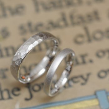 鎚目とサンドブラストの結婚指輪