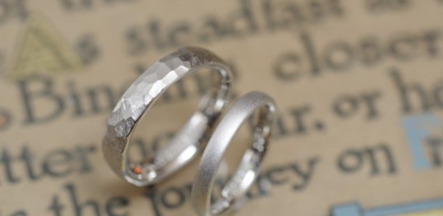 鎚目とサンドブラストの結婚指輪
