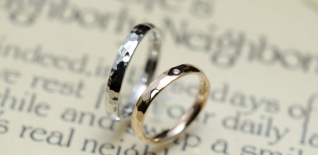 結婚指輪　キラキラ鎚目