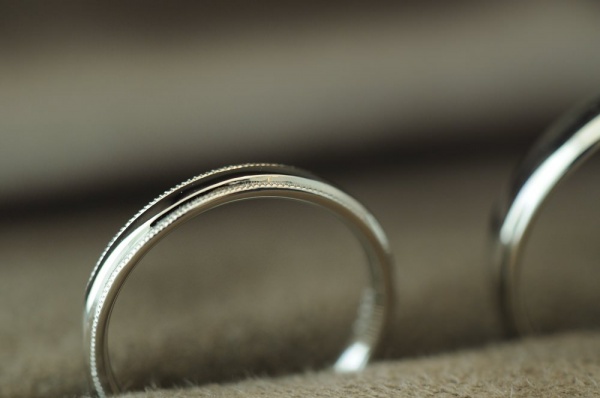 プラチナ鏡面仕上げとミルのオーダーメイド結婚指輪
