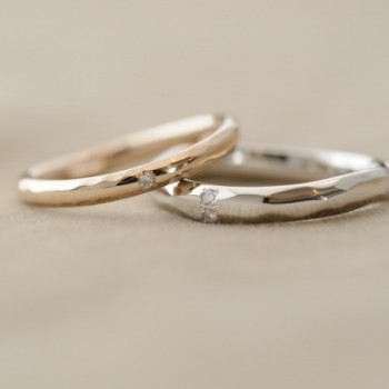 緩やかVと鎚目とダイヤのオーダーメイド結婚指輪