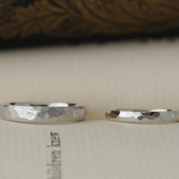 マットの鎚目と鏡面鎚目のオーダーメイド結婚指輪