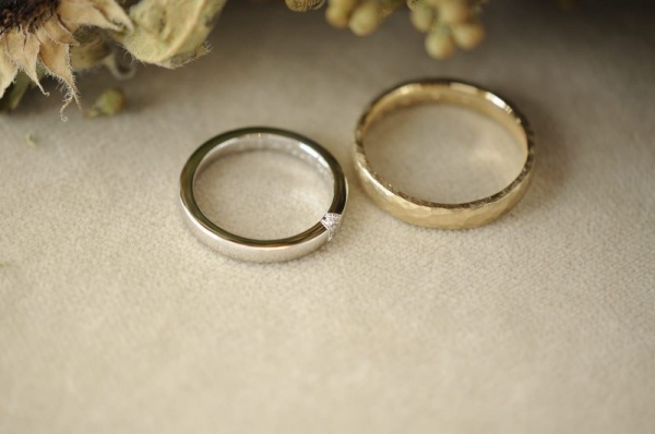 鎚目マットと鏡面プラチナのオーダーメイド結婚指輪