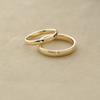 シンプルなゴールドのオーダーメイド結婚指輪