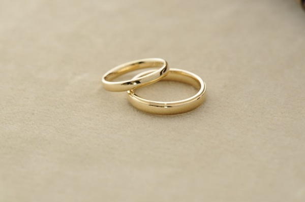 シンプルなゴールドのオーダーメイド結婚指輪