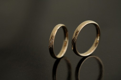 ゴールドに斜めミルとダイヤのオーダーメイド結婚指輪