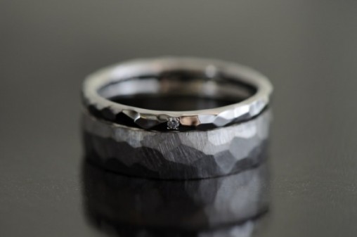 たっぷりボリュームと華奢タイプの鎚目結婚指輪