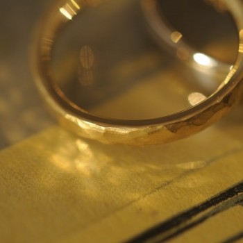ゴールドの鎚目とホワイトゴールドのオーダーメイド結婚指輪
