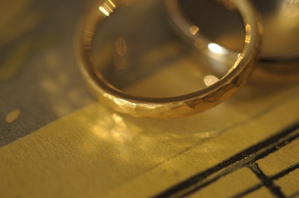 ゴールドの鎚目とホワイトゴールドのオーダーメイド結婚指輪