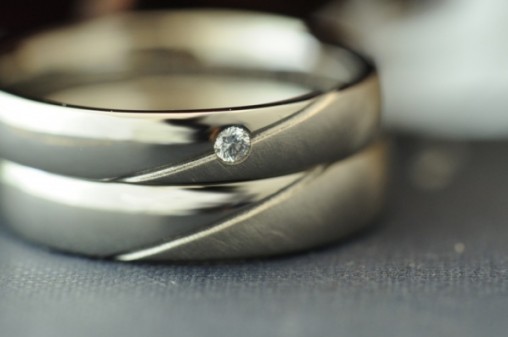 ホワイトゴールドのシンプルなオーダーメイド結婚指輪