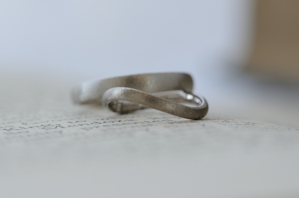 テクスチャつきウェーブのオーダーメイドの結婚指輪
