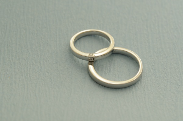 プラチナとダイヤ3つの結婚指輪