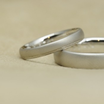 サンドブラスト加工のプラチナのオーダーメイド結婚指輪