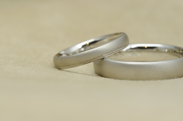 サンドブラスト加工のプラチナのオーダーメイド結婚指輪