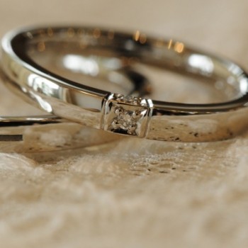 3つのダイヤとプラチナのオーダーメイド結婚指輪
