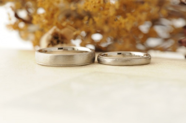 ホワイトゴールドにミルグレインのオーダーメイド結婚指輪