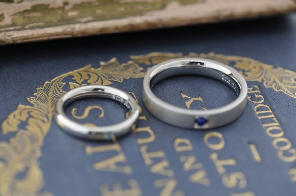 誕生石付きプラチナのオーダーメイドの結婚指輪