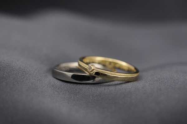 ゴールドとミルグレインのダイヤ付きオーダーメイド結婚指輪
