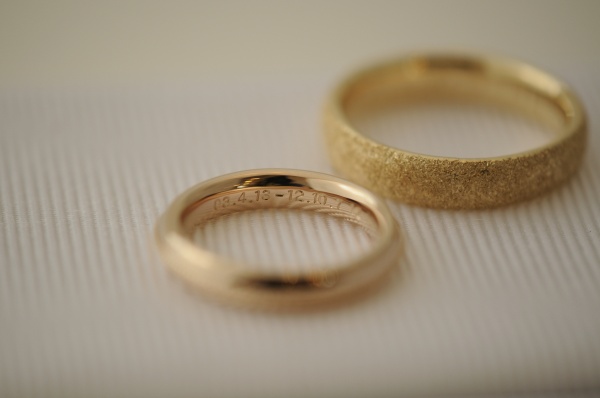 ピンクゴールドとミルグレインのオーダーメイド結婚指輪