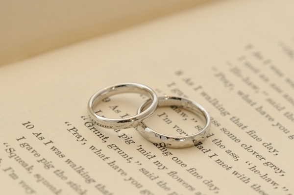 甲丸と鎚目を組み合わせたオーダーメイドの結婚指輪