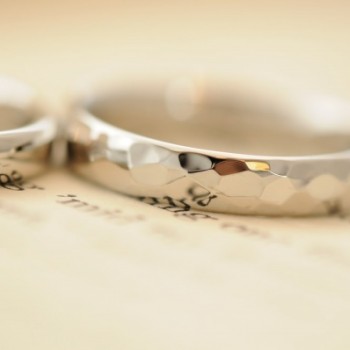 甲丸と鎚目を組み合わせたオーダーメイドの結婚指輪